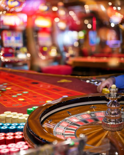 Roulette table display on hyperplay77 with live dealer spinning wheel and chat interface visible